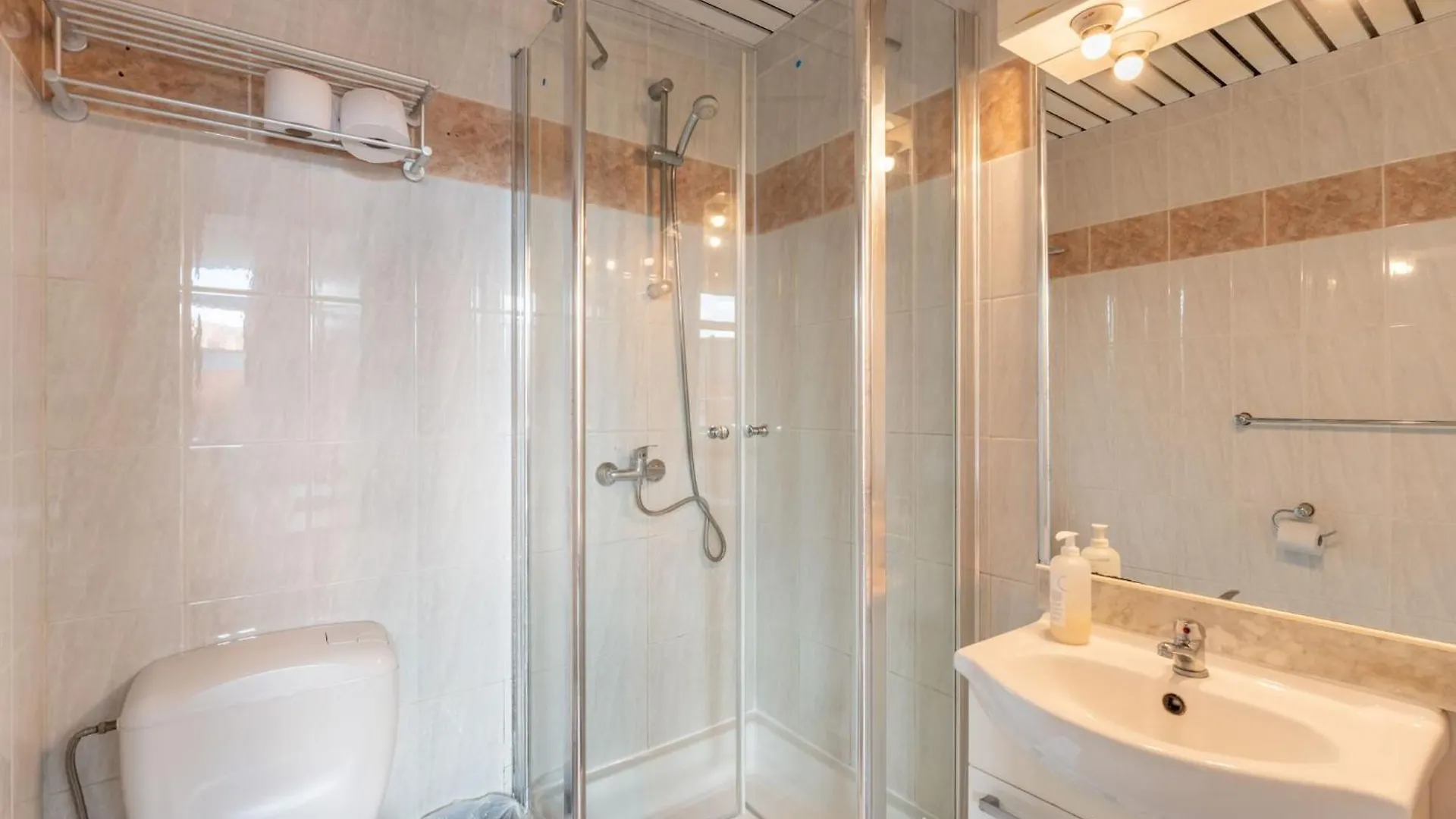 Room In Studio - Studio Triple Near Noord Station Brussels Guest house