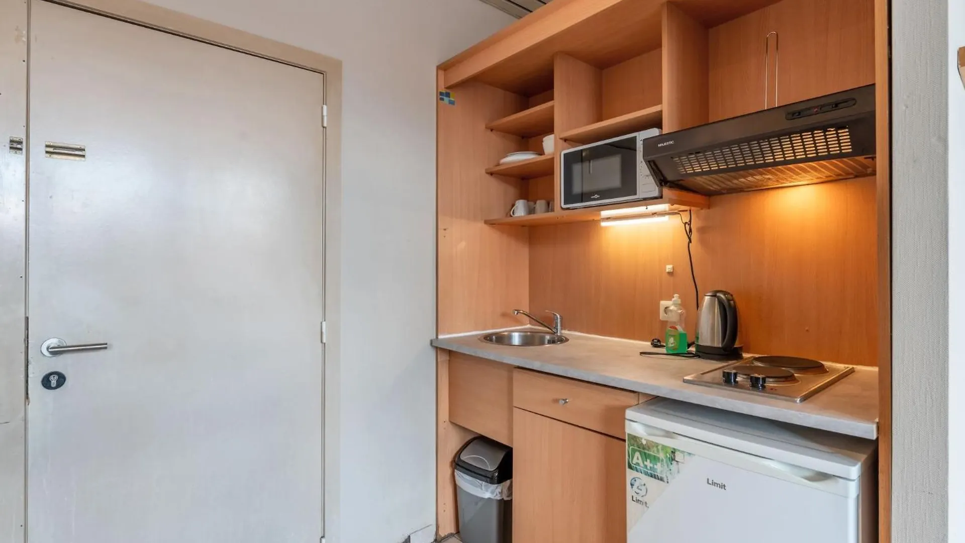 Room In Studio - Studio Triple Near Noord Station Brussels 0*,